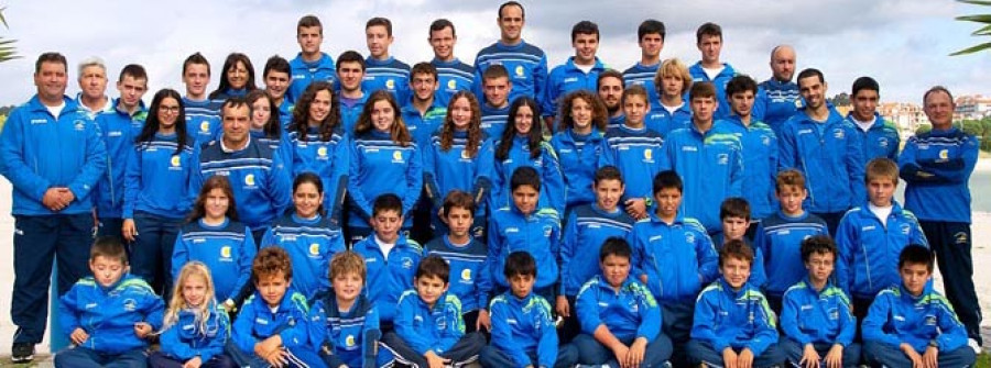 Foto de familia de deportistas, entrenadores y directivos del Club de Piragüismo Portonovo	d.a.