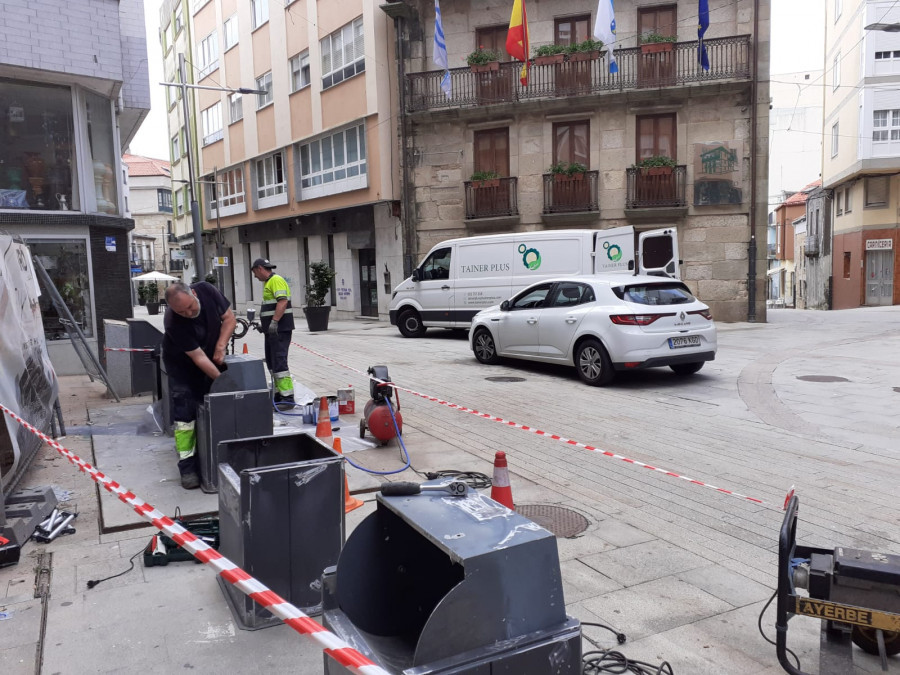 Urbaser realiza labores de mantenimiento en las cinco islas de contenedores subterráneos de Ribeira
