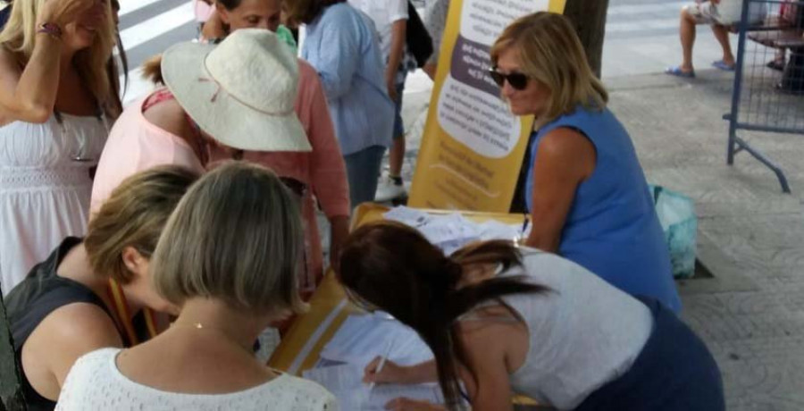 Gloria Lago: “La gente es muy participativa e incluso nos pide dípticos para repartir en la playa”