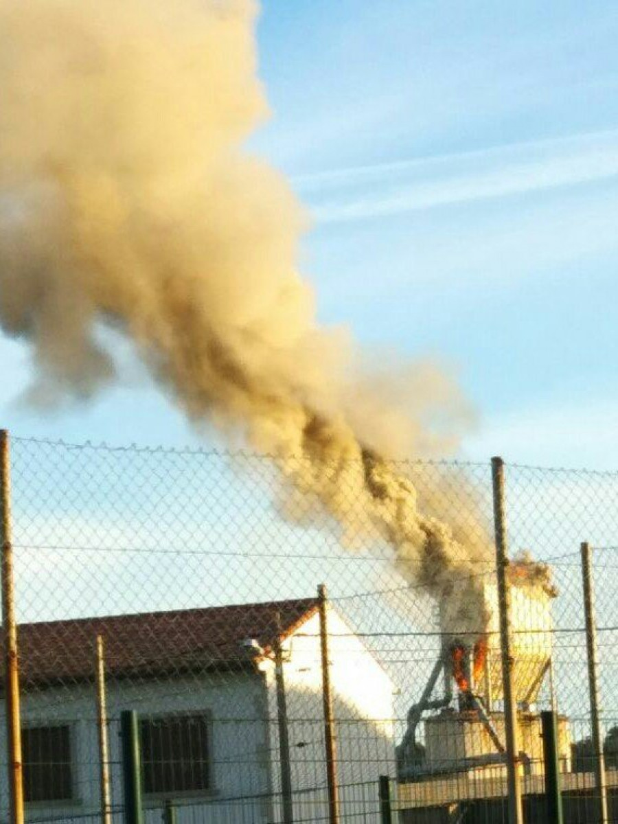 BOIRO - Un incendio afecta a un silo de una maderera de O Saltiño