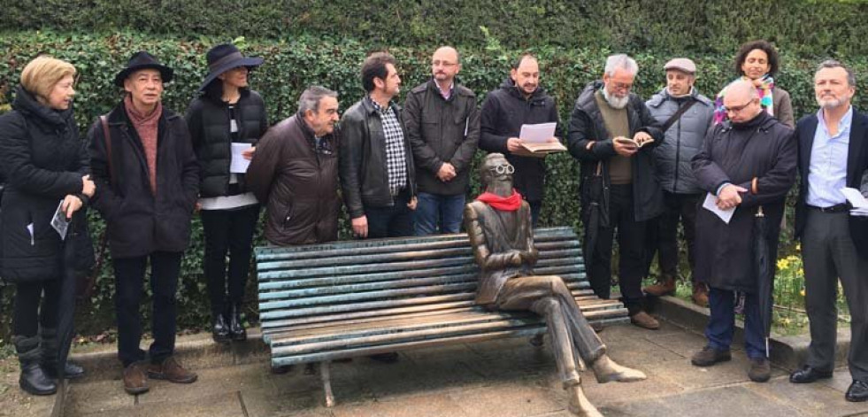 Homenajean a Valle-Inclán colocándole una bufanda roja
