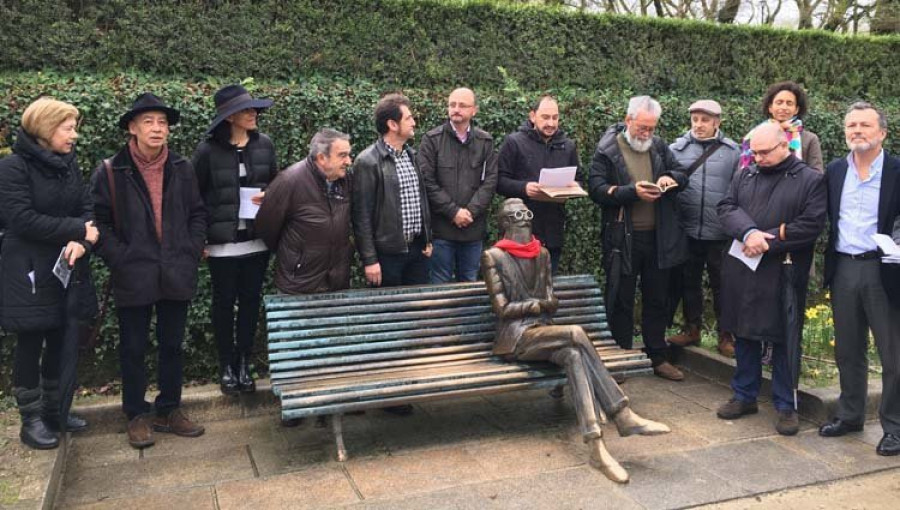Homenajean a Valle-Inclán colocándole una bufanda roja