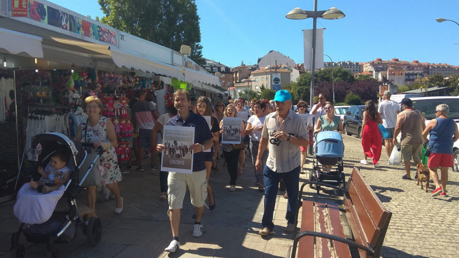 Ruidosa protesta vecinal para evitar el traslado de atracciones en Portonovo