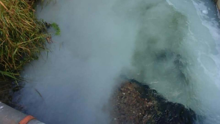 El Concello desconocía el vertido en el estuario del río Breiro, pero se compromete a investigarlo