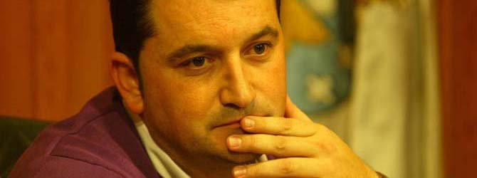 La presión política fuerza la dimisión del edil Jorge Caldas tras los insultos a Silva