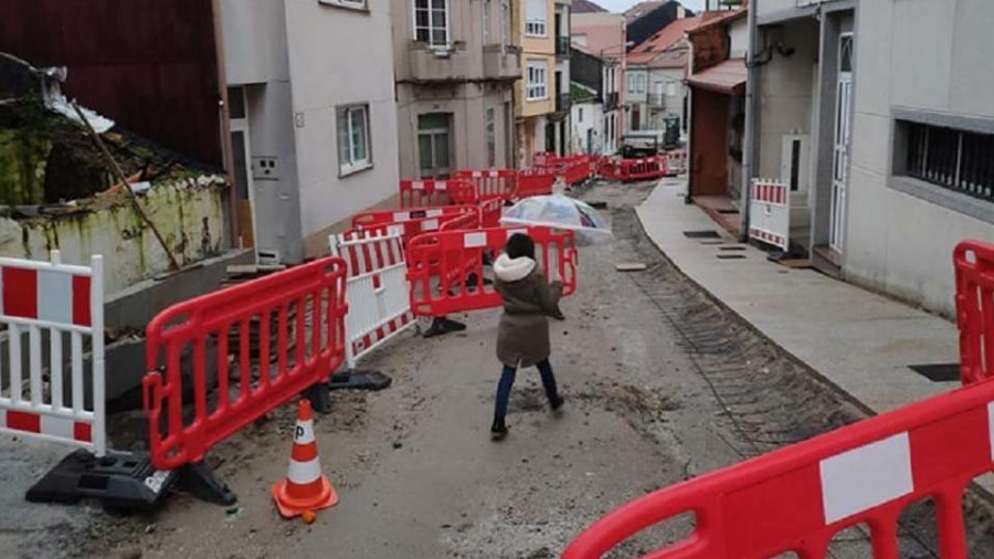 Los vecinos de Vilaxoán confían en que la calle Vázquez Leis esté lista a finales de mes