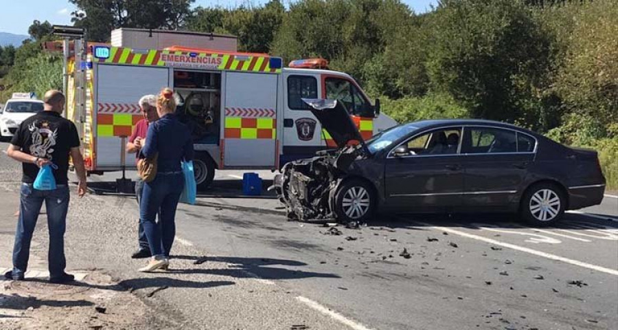 Un brutal choque obliga a cortar un carril de la N-640 en Rubiáns