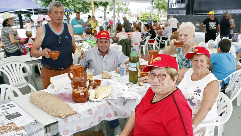 Dena rinde tributo a San Cristóbal con la procesión más pintoresca de la comarca