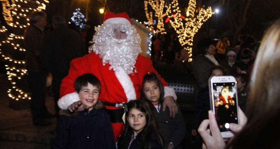 Vilanova inaugura su alumbrado de Navidad y una renovada aldea infantil en el Jardín Umbrío