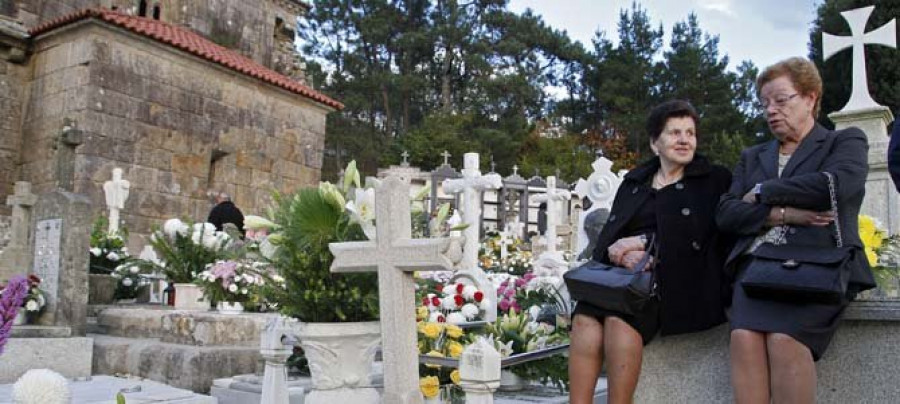 Flores, velas y recuerdos en el Día de Todos los Santos