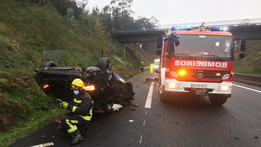 Una aparatosa salida de vía con vuelco en Sanxenxo se salda con un joven isleño herido