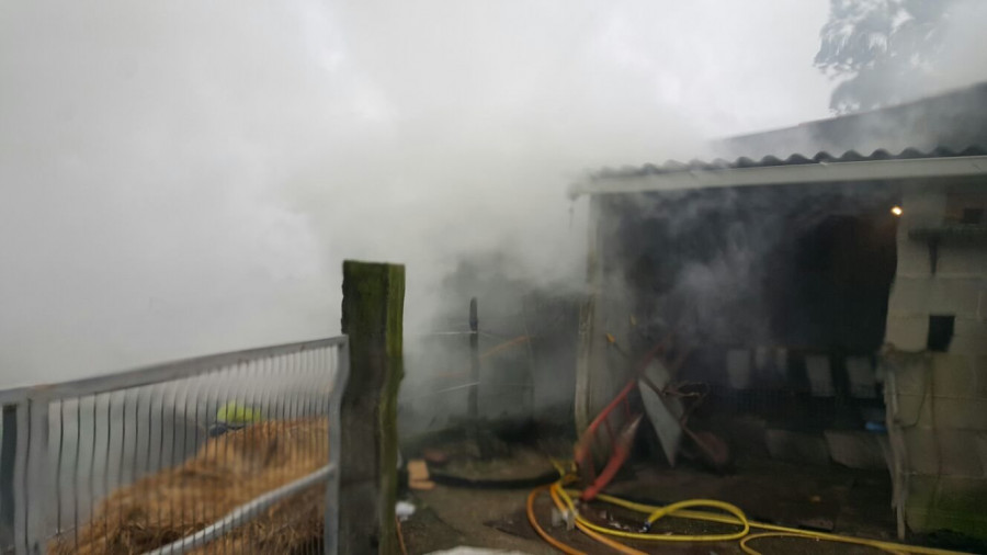 A POBRA - Un incendio afecta a unos galpones en el lugar de O Freixo