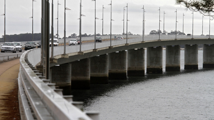 El Pleno de A Illa pide de forma unánime a la Xunta cambiar el modelo de carril bici  y aceras del puente