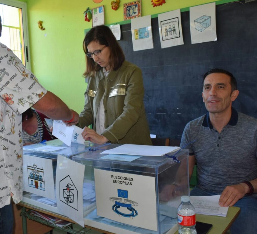 El colegio electoral de Comoxo acogió una experiencia piloto para facilitar el voto de discapacitados intelectuales