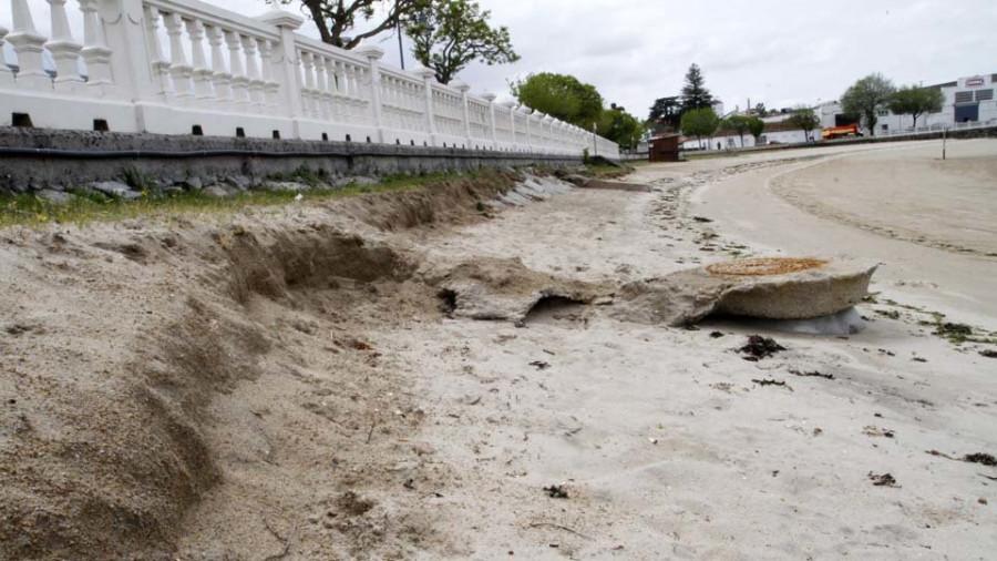 Técnicos de Costas revisarán a pie de playa la urgencia de arena para O Preguntoiro