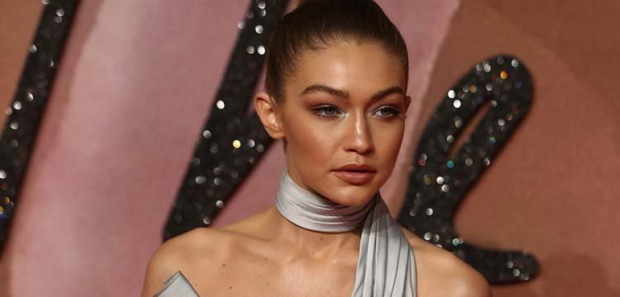 Gigi Hadid se queda en tacones para promocionar bolsos de lujo