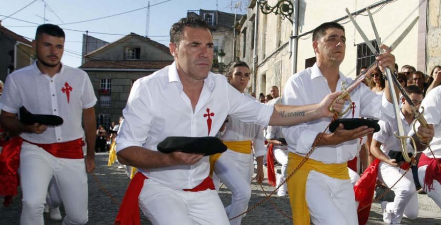 El Apóstol recibe en Carril su particular ofrenda en forma de Danza das Espadas