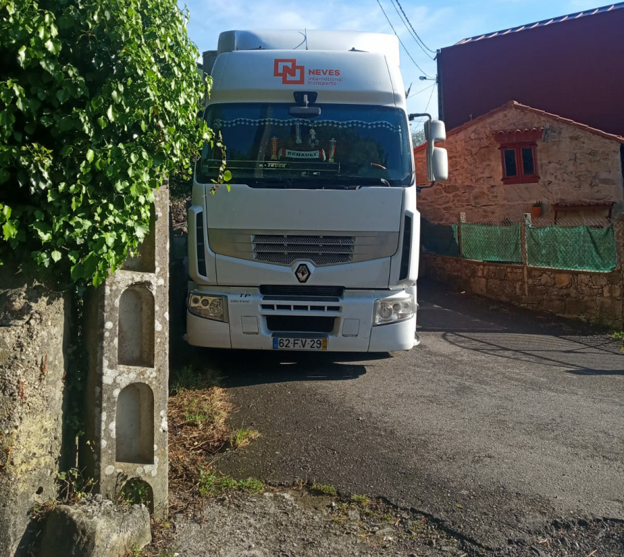 Vuelve a quedar atrapado un tráiler en las curvas de San Martiño al seguir las indicaciones del GPS de la ruta más corta