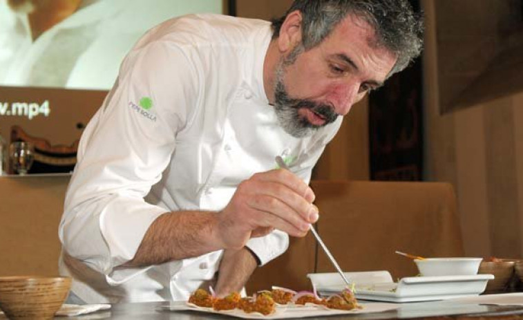 El chef Pepe Solla imparte una clase magistral a los hosteleros vilagarcianos dentro de “Ao Punto!”