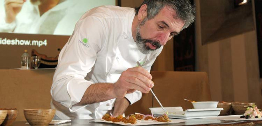 El chef Pepe Solla imparte una clase magistral a los hosteleros vilagarcianos dentro de “Ao Punto!”