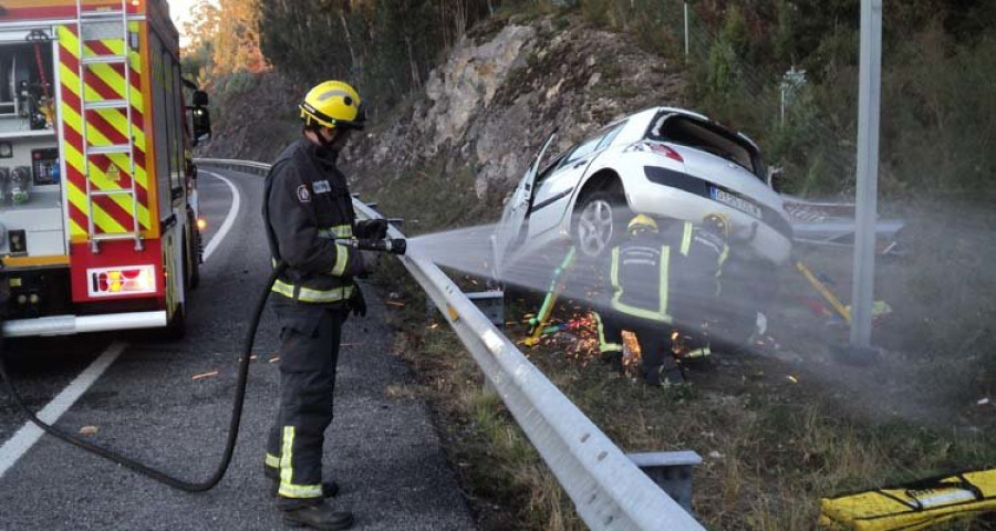 Un coche se sale de la Autovía, choca con otro averiado y 
se empotra contra un cartel