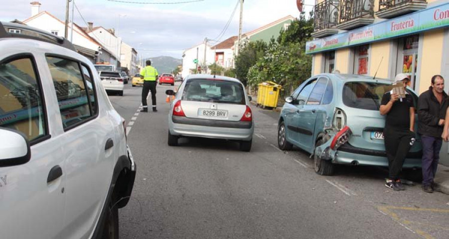 Un conductor ebrio colisiona contra dos vehículos y deja una persona herida en Caleiro