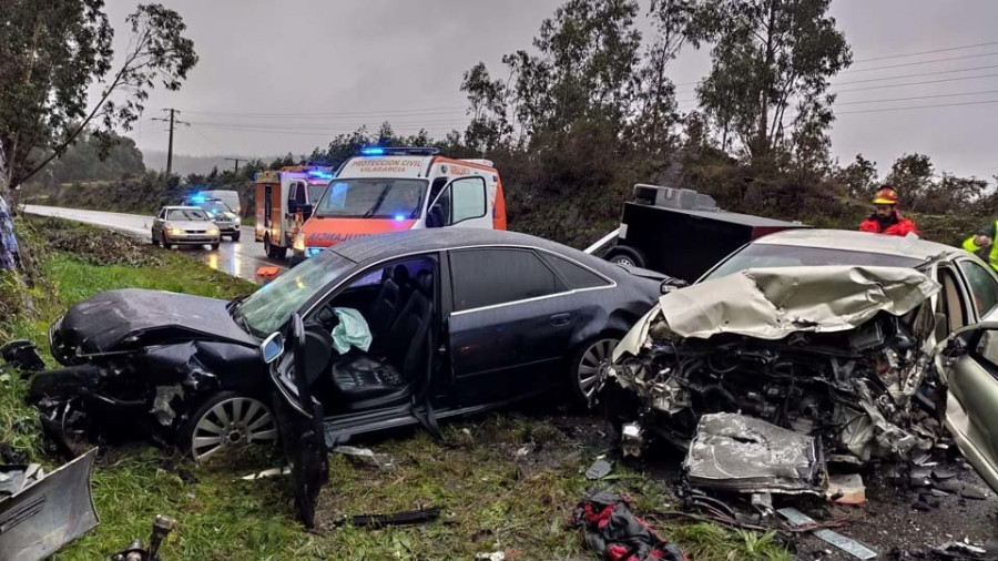 Herido grave un joven vilagarciano tras una brutal colisión en Catoira