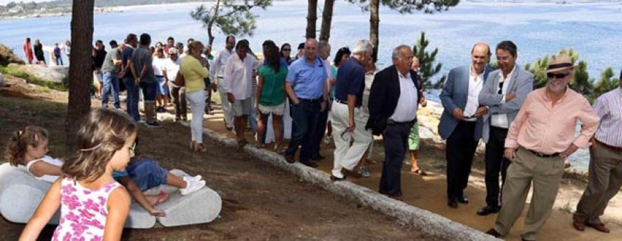 O GROVE - Diputación y Concello homenajean a las gentes del mar en Punta Moreiras