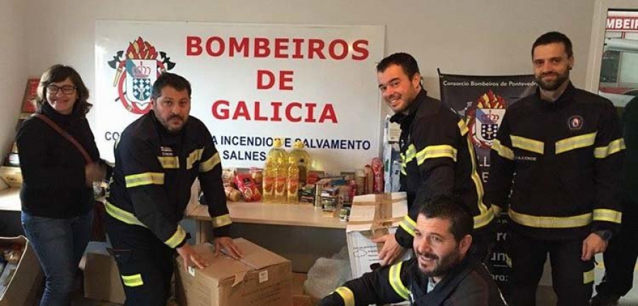 Los Bomberos de O Salnés recogen más   de mil kilos de alimentos para Cáritas