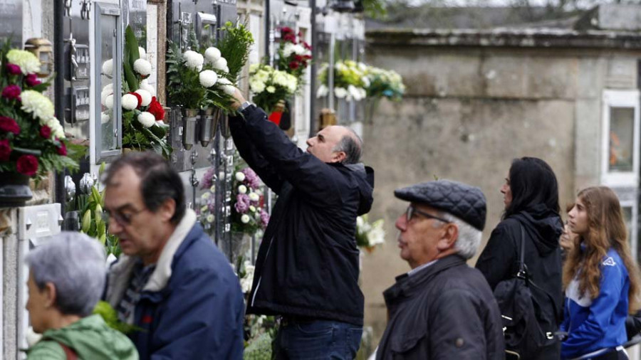 La caída de varias losas en el cementerio municipal evidencia su mal estado