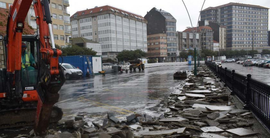 La empresa que inició ayer la reordenación del Malecón prevé acabar la obra de la fachada antes de la Festa da Dorna