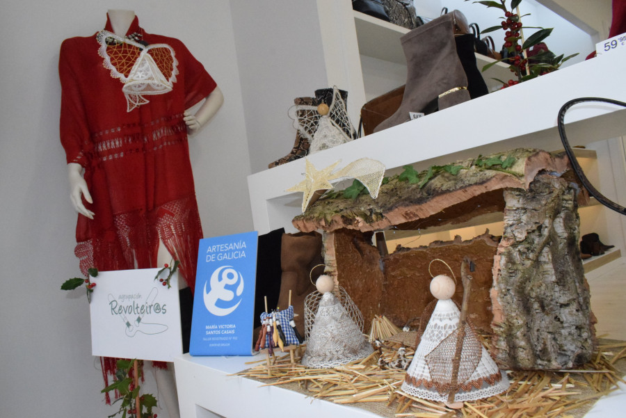 La zapatería Merissell de Ribeira exhibe una colección de ángeles y figuras del belén hechos de encaje