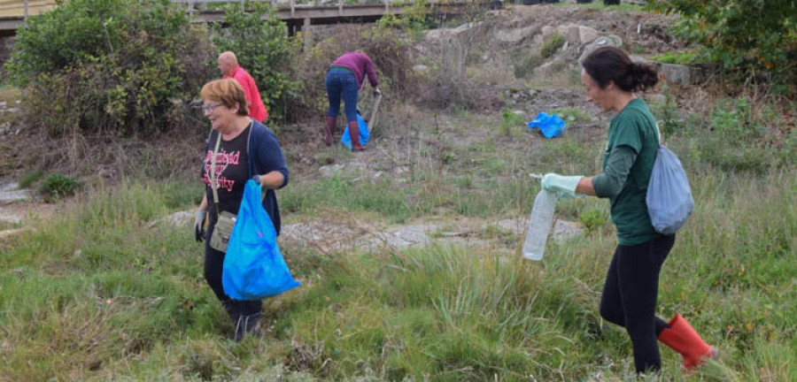 Los voluntarios retiran más de media tonelada de basura en las limpiezas del Proxecto Ríos en Arousa