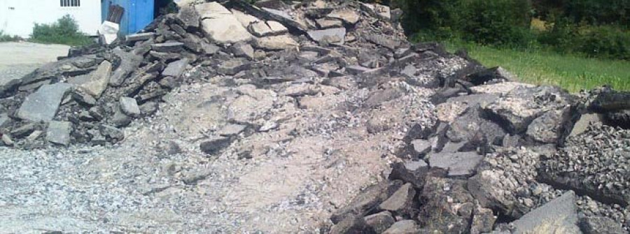 Vierten en el entorno del río Gallo los escombros de una obra de saneamiento