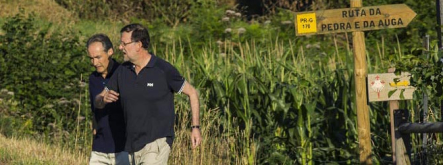 Rajoy estrena sus vacaciones en O Salnés con una marcha por la “Ruta da Pedra”