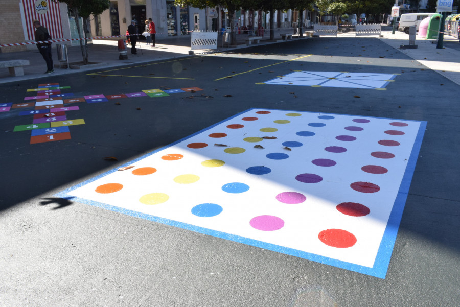 El Concello ribeirense inicia en el Paseo do Malecón el pintado de los juegos que propuso Rosa García Pose