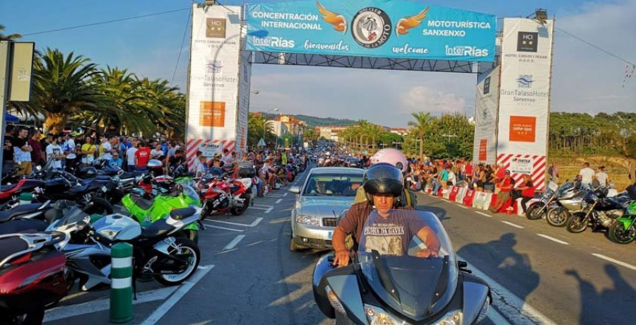 Reportaje | Las motos toman Sanxenxo con 
un éxito de participación “sin precedentes”