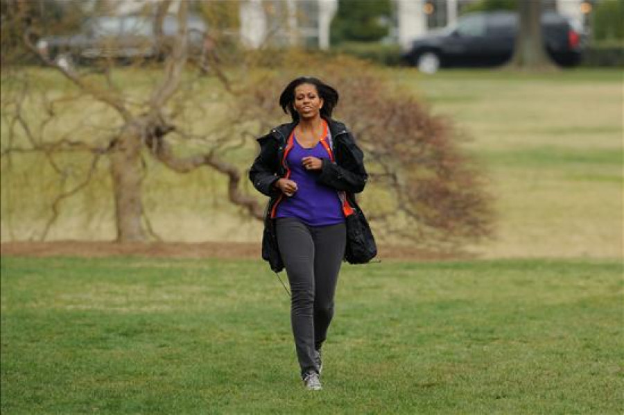 Michelle Obama ficha a personajes de Barrio Sésamo para combatir la obesidad