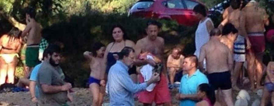 MEIS - El presidente Rajoy despidió sus vacaciones con un baño en el Umia