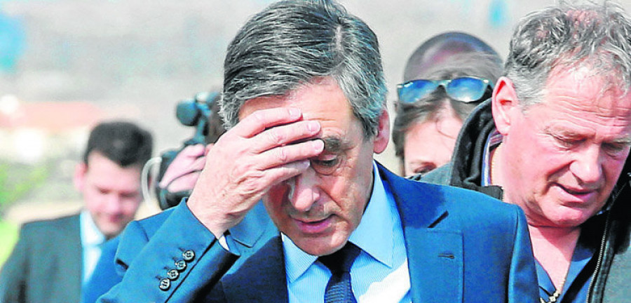 El equipo de campaña de Fillon le  da la espalda ante su citación judicial