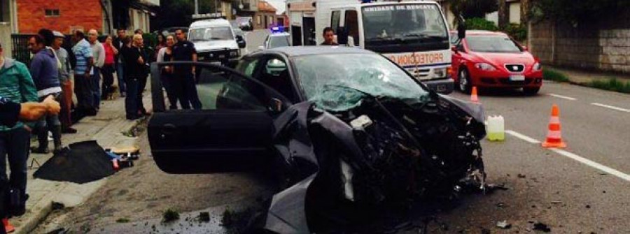 CAMBADOS-Excarcelan a un joven tras empotrar su coche contra un muro en la Avenida de Castrelo