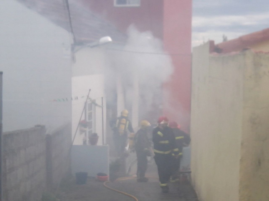 Un incendio calcina una casa situada en el lugar de O Cochón, en Riveira