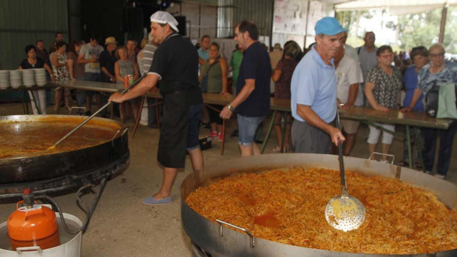 Castrelo sirve a lo grande  sus fideos con almejas por octavo año