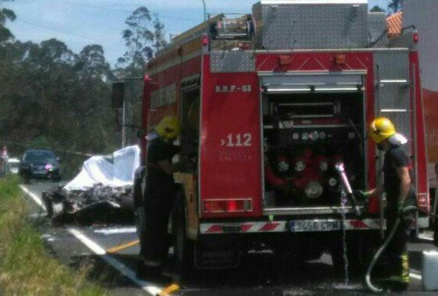 RIANXO - Fallecen dos personas en un accidente de tráfico entre un camión y un coche, que se incendió