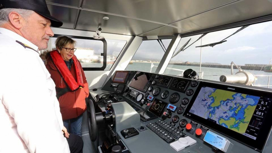 Rosa Quintana presenta en Ribeira la nueva patrullera de Gardacostas