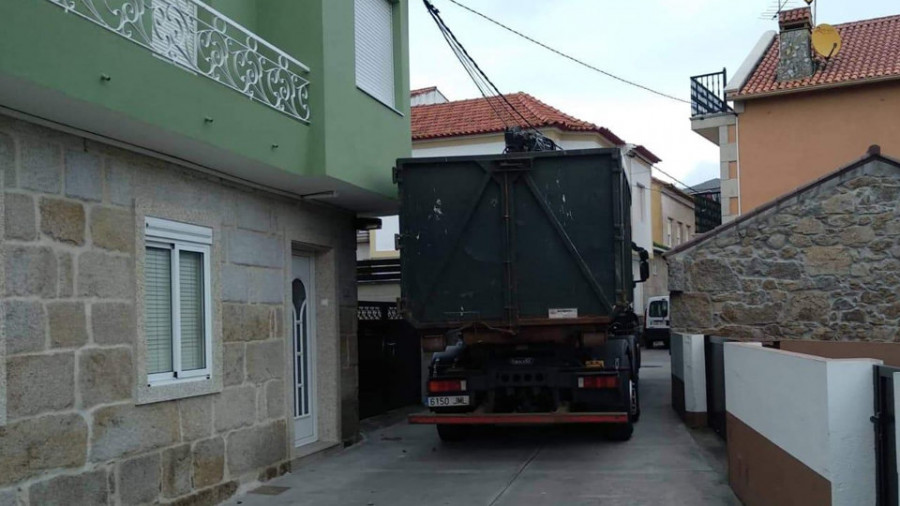 Vecinos de A Illa denuncian un “caos” viario en Pedraserrada por aparcamientos indiscriminados