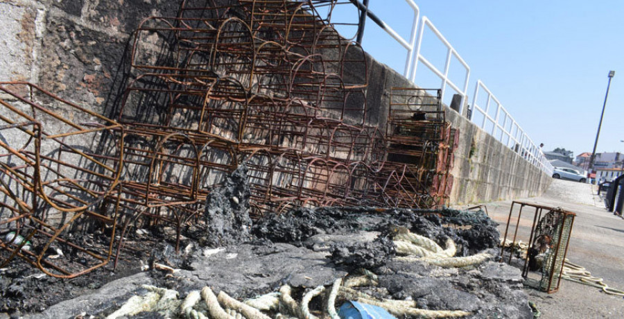 Alertan del incendio de decenas de nasas del pulpo en el muelle que hay junto el varadero de Santa Uxía