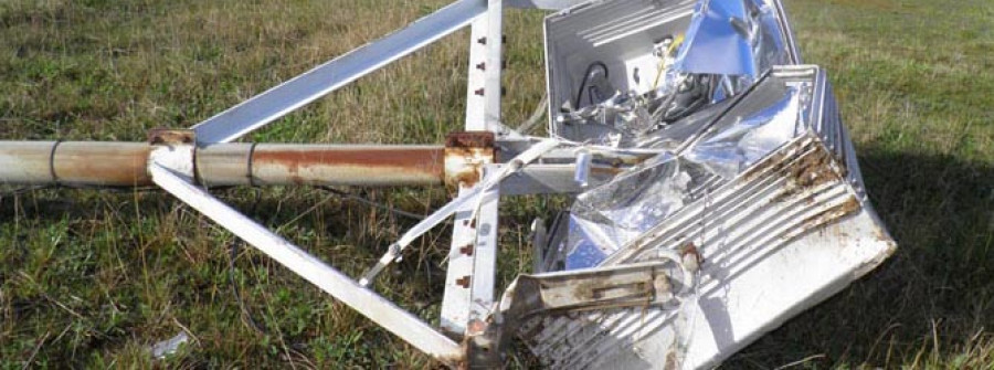 El fuerte viento destroza un cruceiro en A Pobra y derriba farolas en Palmeira