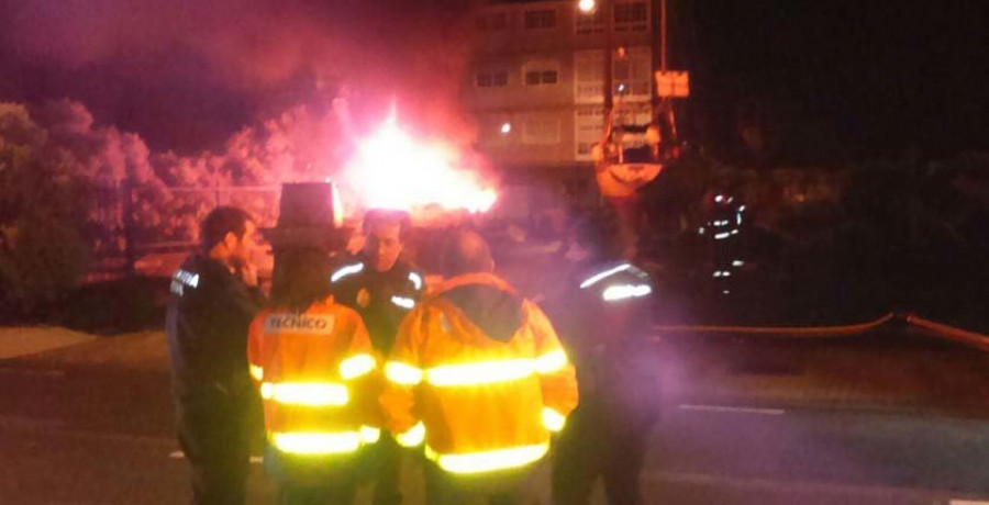 Emerxencias sofoca el incendio de una lancha de la Cofradía en desuso y varada en un astillero