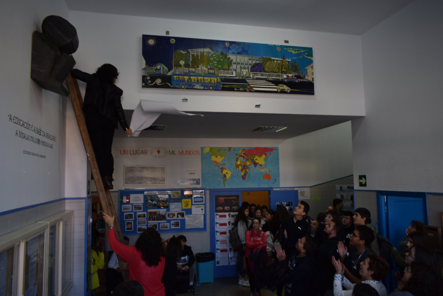 El IES Nº1 de Ribeira descubre en su 50 aniversario una escultura por las mujeres que estudiaron en el centro educativo